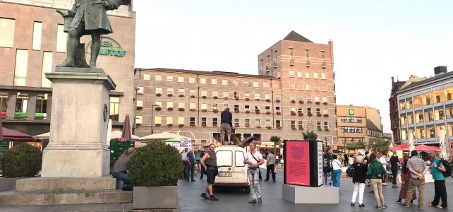 Rechtsextremist stört städtische Ausstellung auf dem Marktplatz